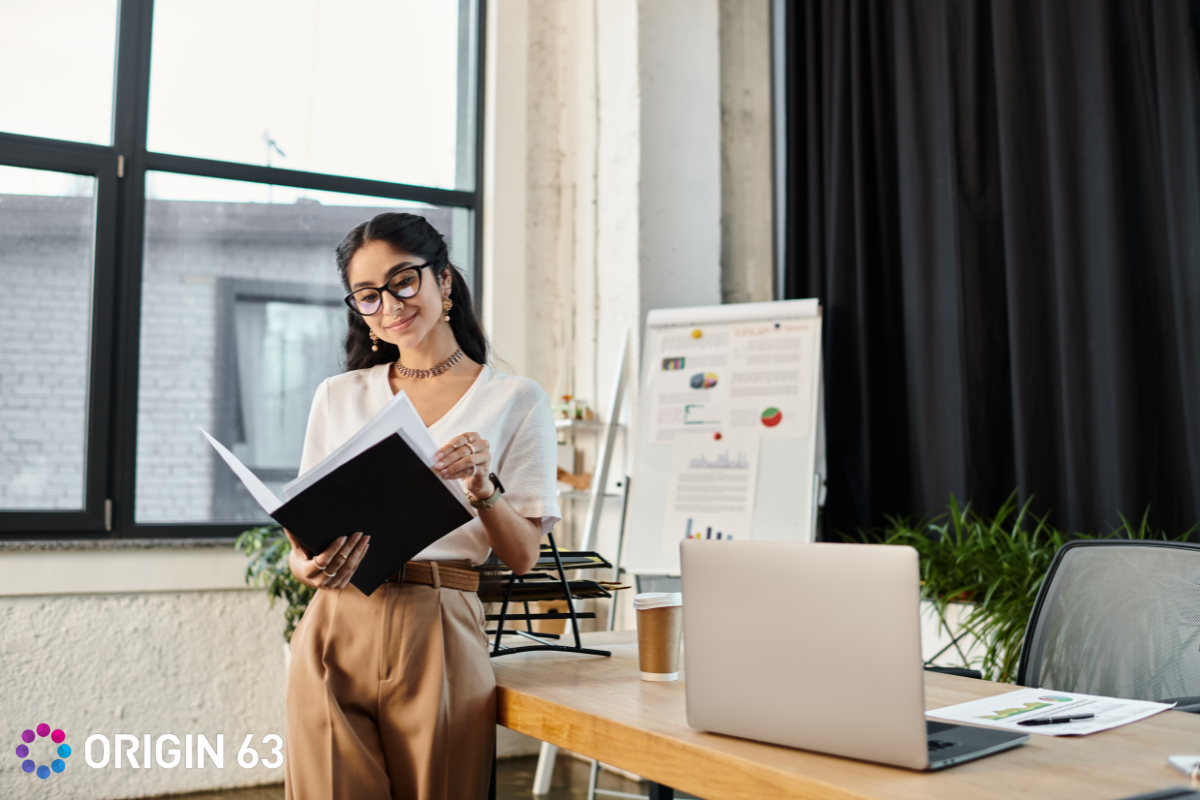 Marketer working at the office, Consistency across channels with HubSpot’s Content Remix