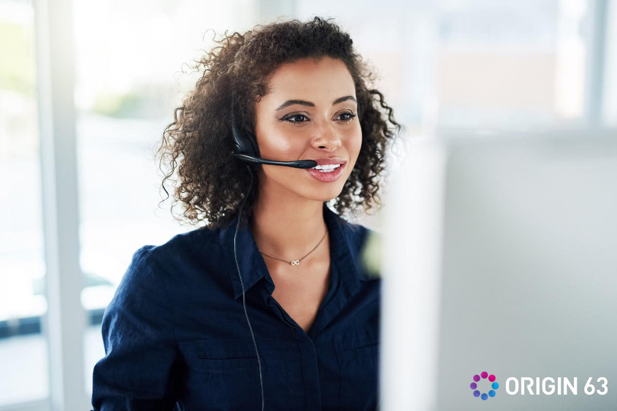 Customer service representative using the HubSpot & Aircall Integration at work