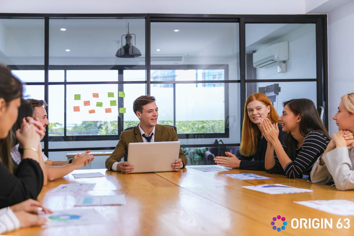 Marketing team meeting to focus on what makes their brand different