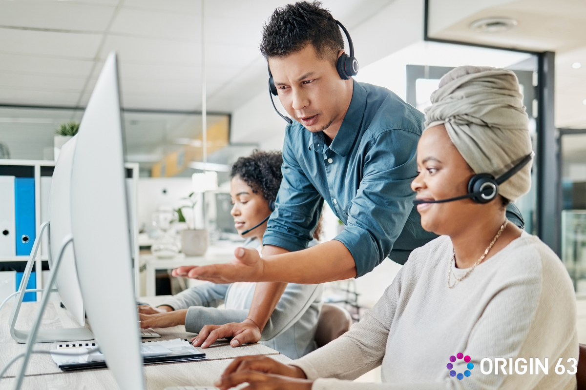Customer service leader training team member on HubSpot AI