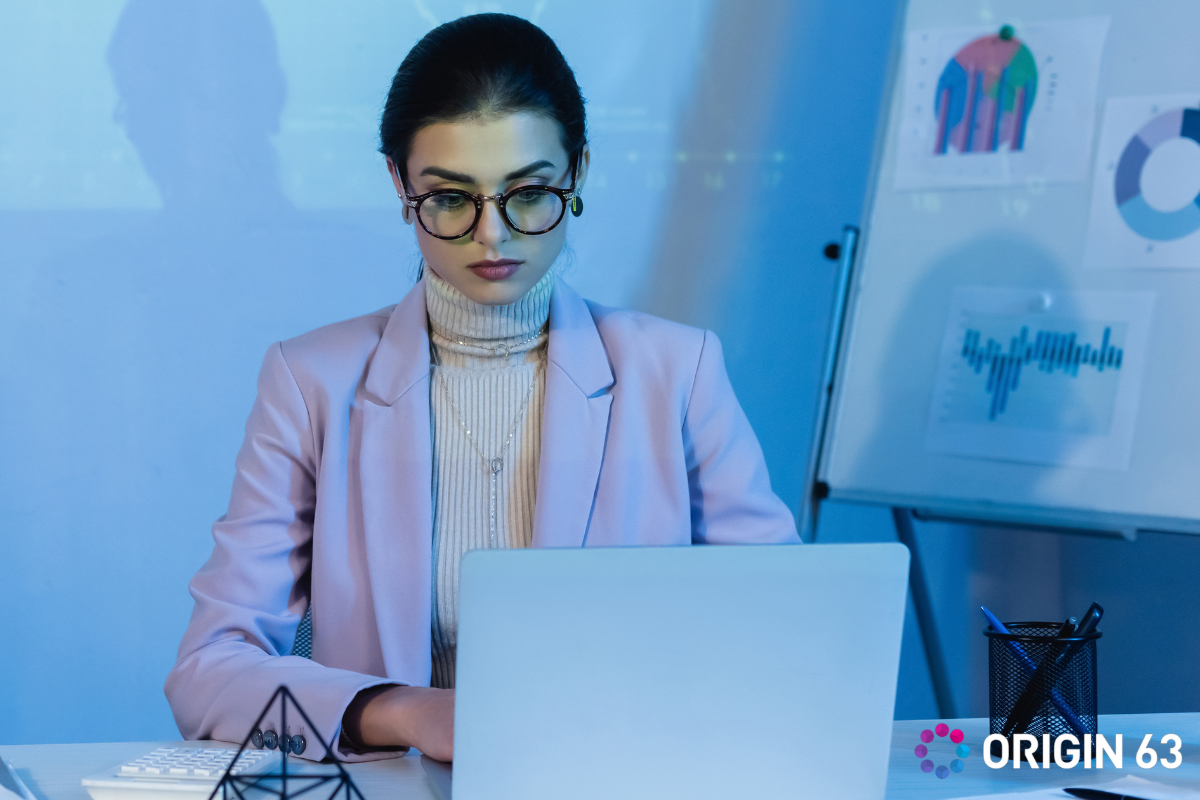  A marketer using Breeze Intelligence Buyer Intent for Personalization