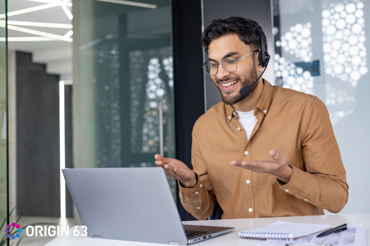  Sales representative talking to a customer, renewal and upsell campaigns