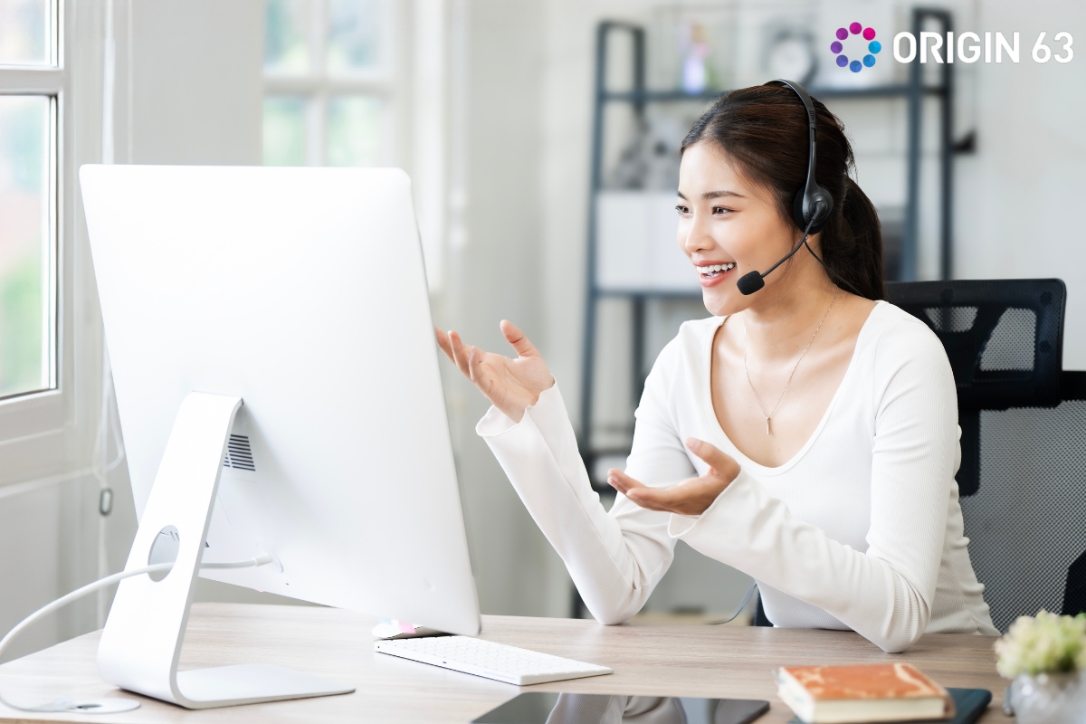 Customer service leader asking better questions to customers