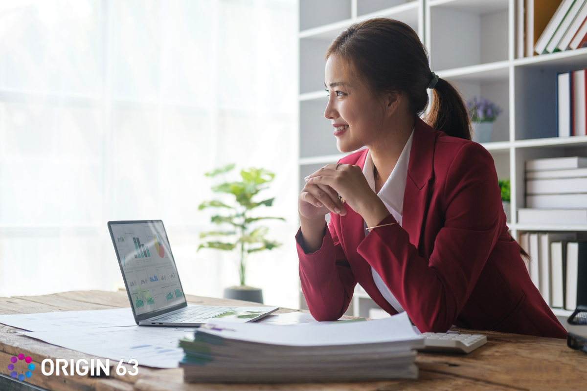 A salesperson strategizing shorter sales cycles with Breeze Intelligence