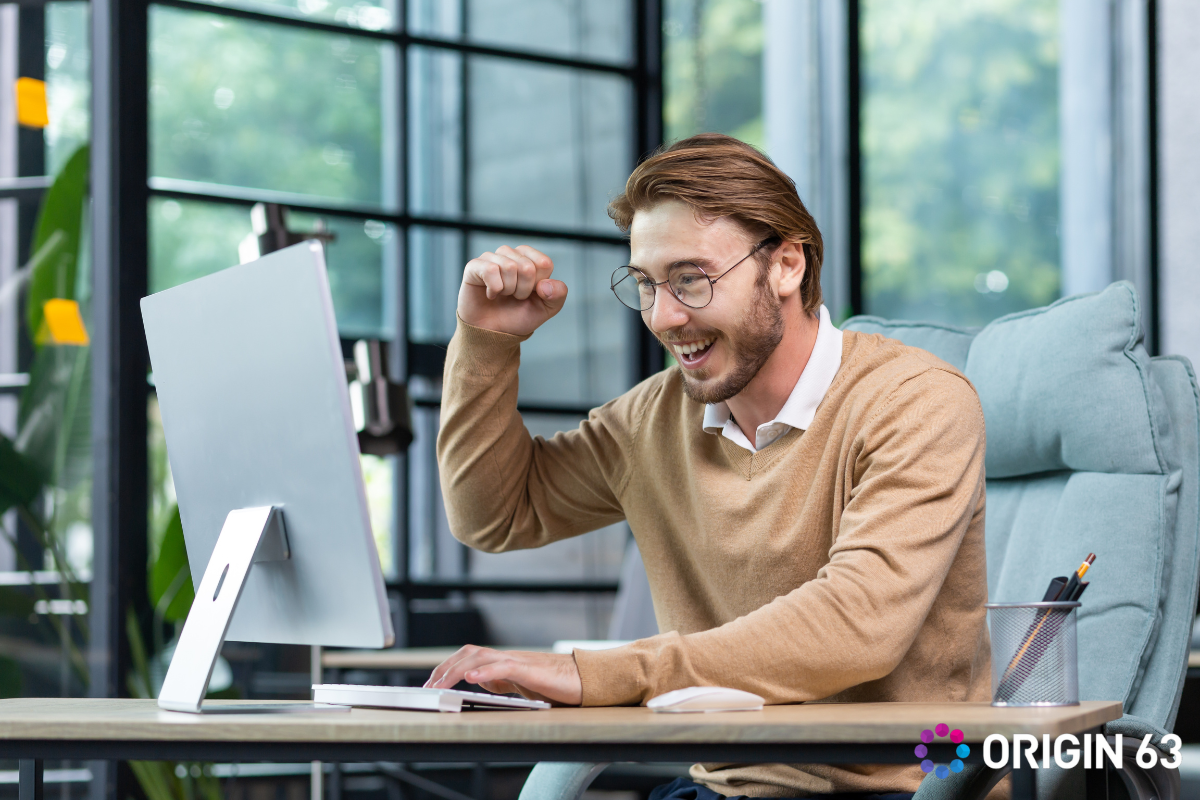 Customer service representative experiencing the benefits of prioritization using HubSpot’s Smart Filters
