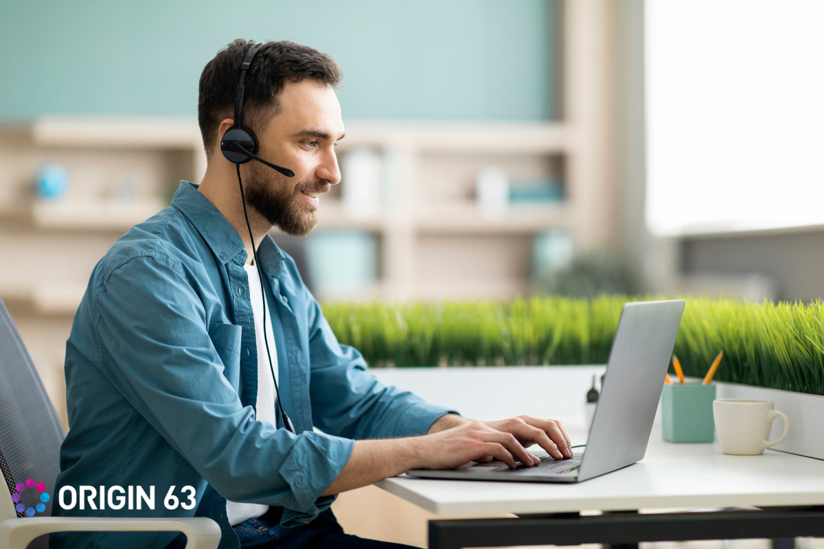 sales-rep-using-playbooks-during-customer-call-hubspots-playbooks.width-1200.format-jpg