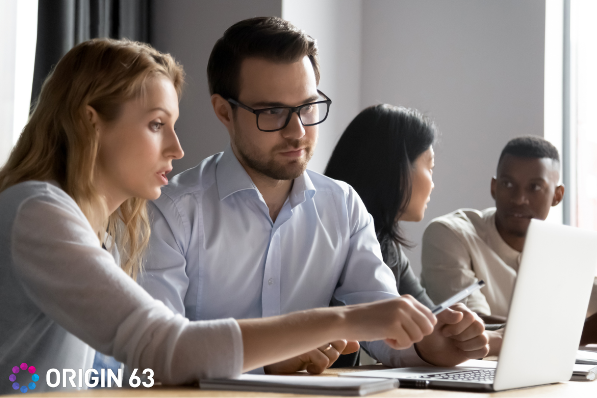 woman-demonstrating-crm-to-male-team-member