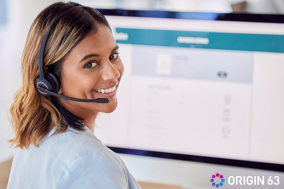 smiling-customer-agent-is-using-contact-properties-in-hubspot