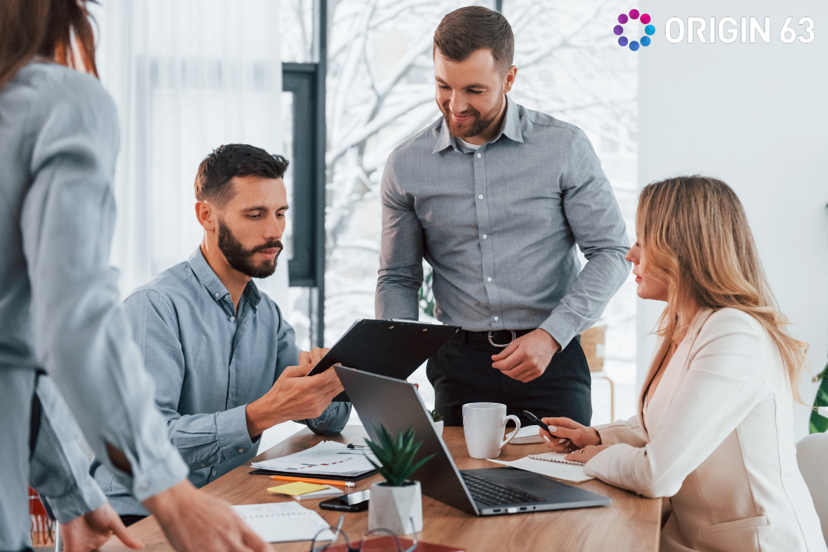 customer-agents-reviewing-tickets-together