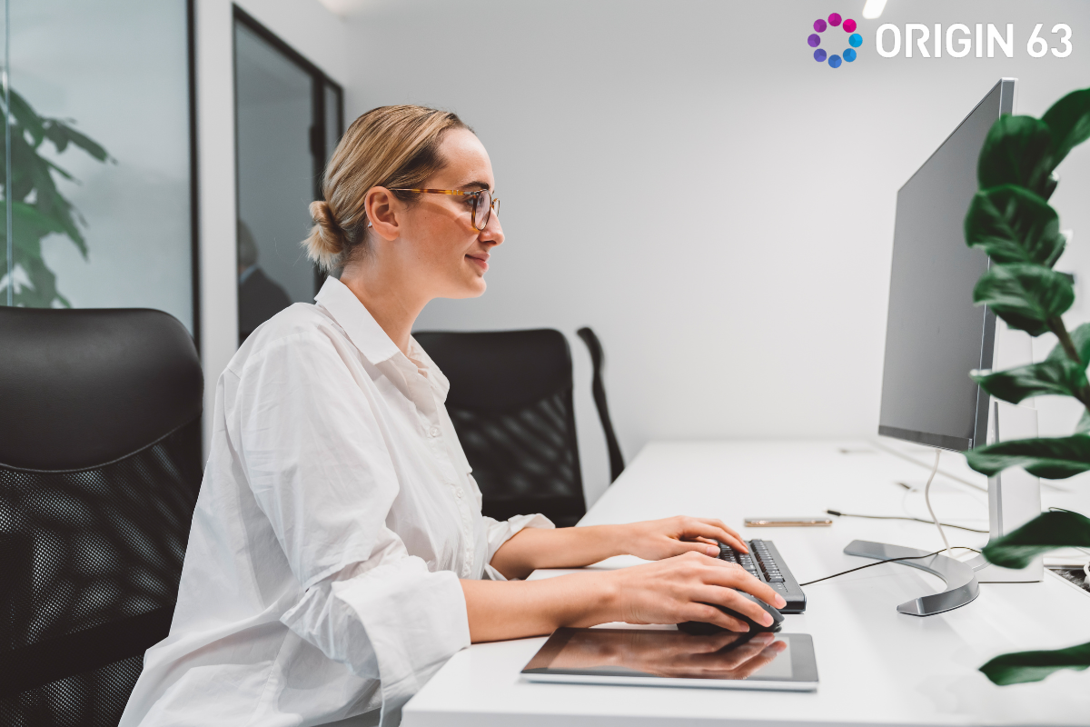 A customer service representative using HubSpot to create a knowledge base