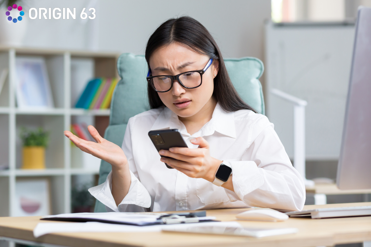 Customer reading a knowledge base article to troubleshoot a common error